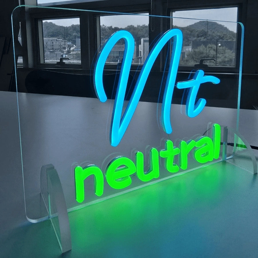 nt neutralロゴのLEDネオンサイン看板。アクリル立て台で立つスタンドタイプを左から見たアングル。