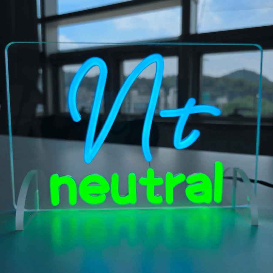 nt neutralロゴのLEDネオンサイン看板。アクリル立て台で立つスタンドタイプを正面から撮影した写真。