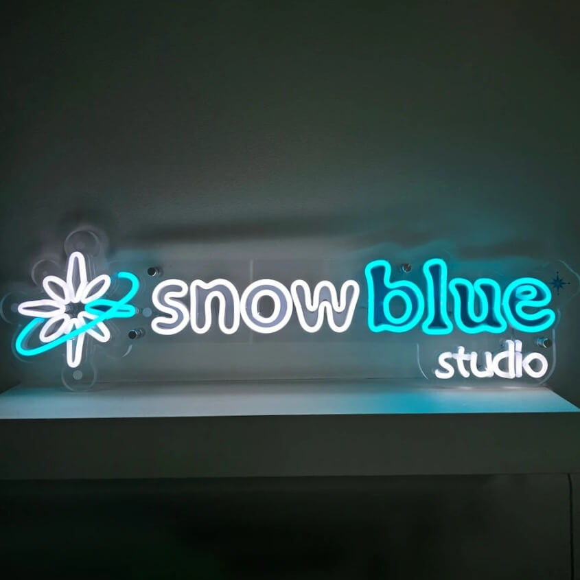 snowblueロゴのLEDネオンサイン看板 壁面設置タイプの全体写真