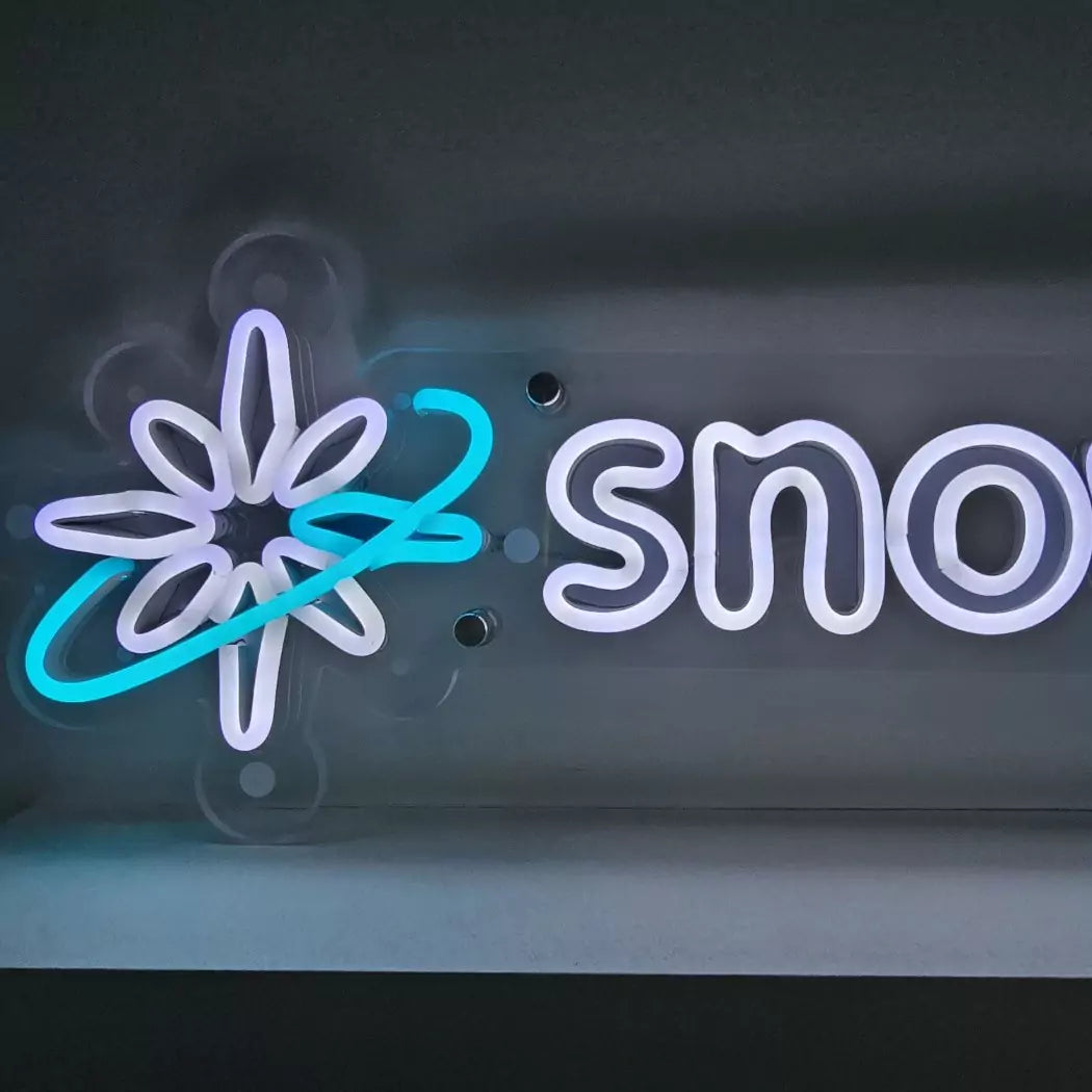 snowblueロゴのLEDネオンサイン看板 壁面設置タイプの結晶ロゴ部分をクローズアップ